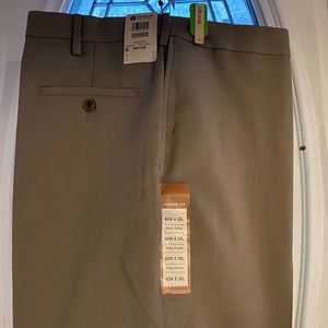 Haggar Clthing Men’s Classic Fit Dress Pants w/ comfort waist